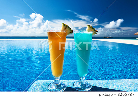 Cocktails near swimming pool Cocktails near swimming pool 8205737