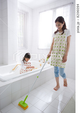 親子で風呂掃除 8206094