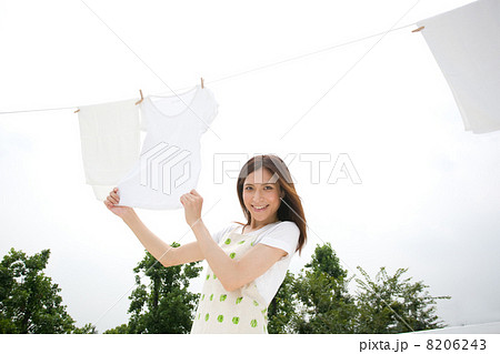 洗濯物を干す女性 洗濯物を干す女性 8206243