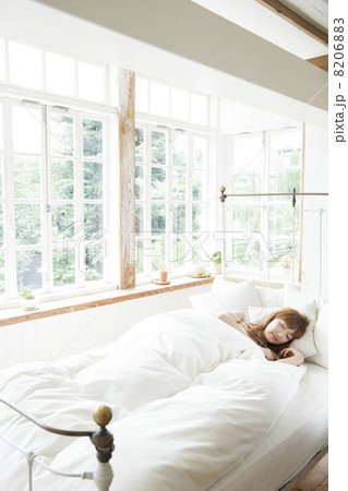 ベッドルームでくつろぐ女性 8206883