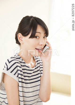 ソファでくつろぐ女性　 8207226