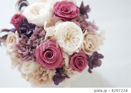 紫とピンクの花のアレンジメント 8207228