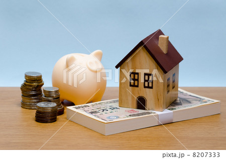 札束の上の玩具の家 8207333
