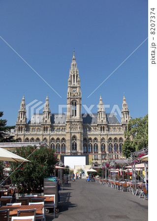 ウィーン　市庁舎前広場 8207374