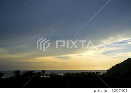 夕焼けのビーチ ボルネオ島 夕焼けのビーチ ボルネオ島 8207401