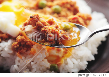 温泉卵をのせたキーマカレーを食べる 8207513