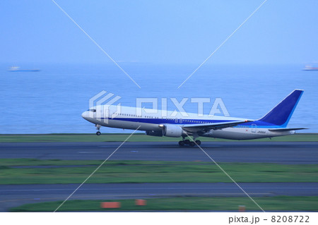 羽田空港を離陸する767 8208722