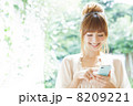 テラスでくつろぐ女性 8209221