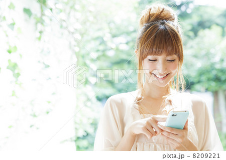 テラスでくつろぐ女性 8209221