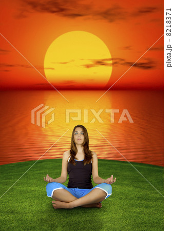 Making yoga at the sunset 8218371