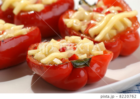 mediterranean paprika with noodle and some cheese 8220762
