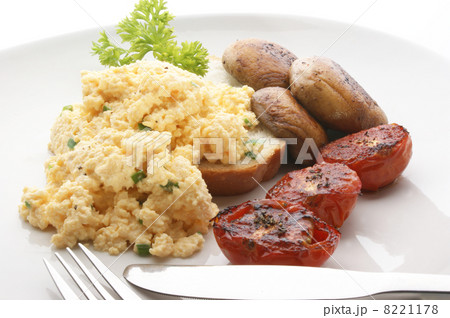 scrambled eggs with tomato and mushroom 8221178