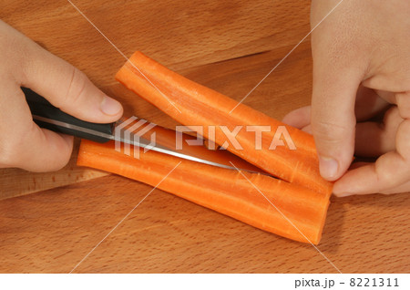 cut vegetables to make vegetable soup 8221311