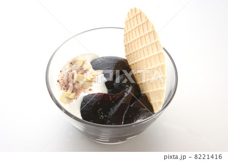 sweet organic elderberry jelly with cream and wafer 8221416