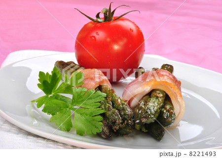 tender organic asparagus with grilled bacon on a plate tender organic asparagus with grilled bacon on a plate 8221493