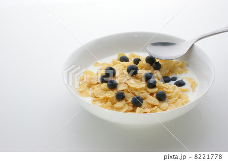 Muesli with milk and blueberries 8221778