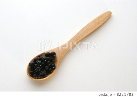 elderberries on a timber spoon 8221783