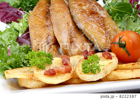 smoked mackerel fillets with fried potatoes and tomato smoked mackerel fillets with fried potatoes and tomato 8222387
