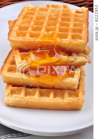 wafer with sweet honey on a plate 8222952