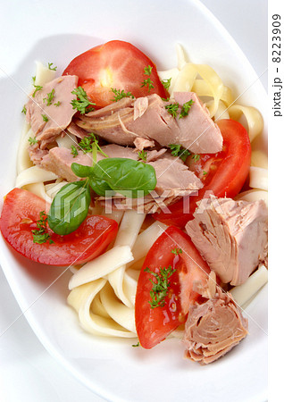 Tuna with noodles and tomatoes in a bowl 8223909