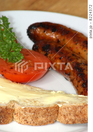 grilled pork sausages, tomato and toast bread 8224372