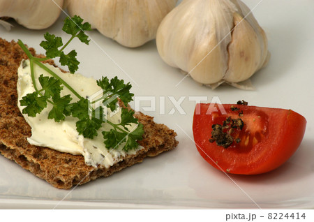 crispbread as a snack with cottage cheese and tomato 8224414