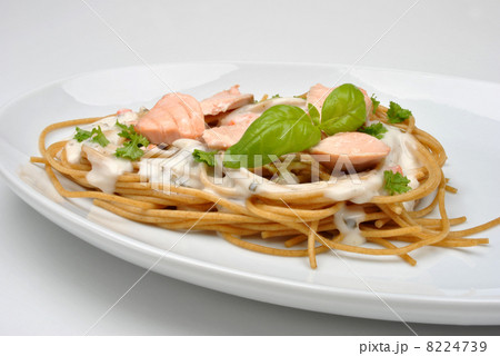 cooked spaghetti with organic salmon and basil 8224739