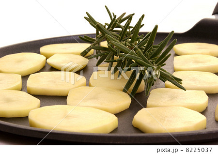 Potatoes cut in slices in a pan 8225037