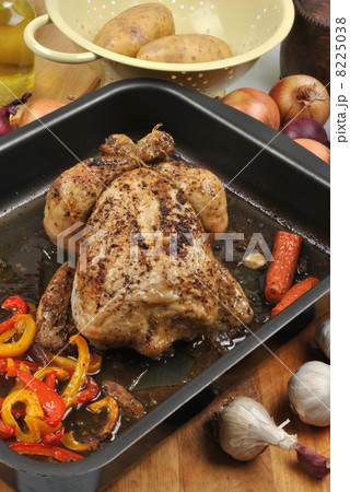 roasted delicious chicken with fresh vegetable 8225038