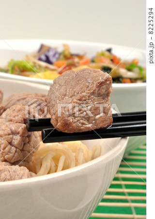 oriental style noode with organic beef 8225294