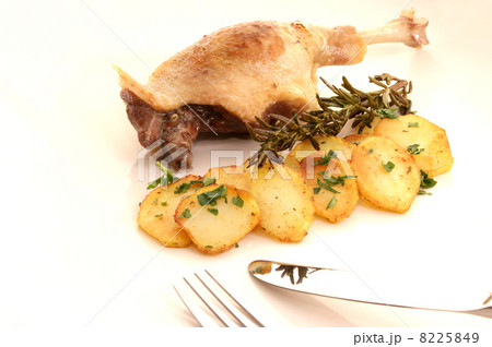 Roasted duck leg and potatoes 8225849