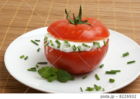 organic tomato with lowfat cottage cheese and dill 8226932