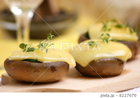 grilled mushroom with cheese and organic spinach 8227070