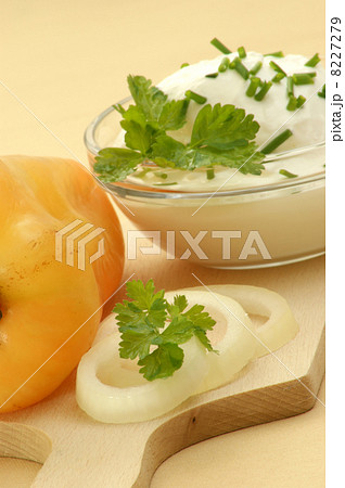 cottage cheese with paprika and onion as spread 8227279
