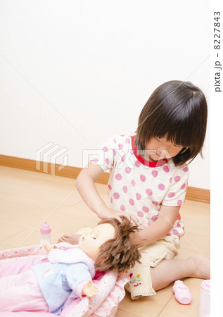 お人形で遊ぶ女の子 お人形で遊ぶ女の子 8227843