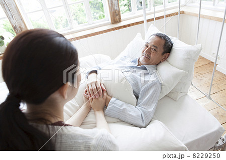 手を握る 8229250