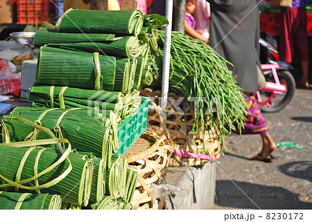 野菜　ささげ　バナナの葉　緑の葉　市場　食材　有機野菜　家庭菜園　オーガニック　食育　農産物　旬　八百屋　植物　食べ物　素材　食物　健康　自然　サービス業　販売　露天　屋台　青空市場　東南アジア　南国 8230172