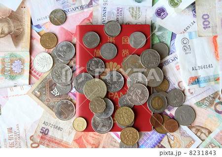 パスポートと紙幣・コイン 8231843