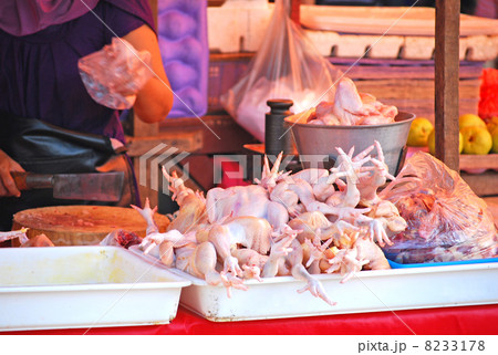 市場　チキン　鶏肉　生肉　食肉　切り身　内蔵　動物性　食材　食育　食べ物　素材　食物　健康　自然　サービス業　販売　露天　屋台　青空市場　東南アジア　南国　南の国　インドネシア　バリ島　デンパサール　 8233178
