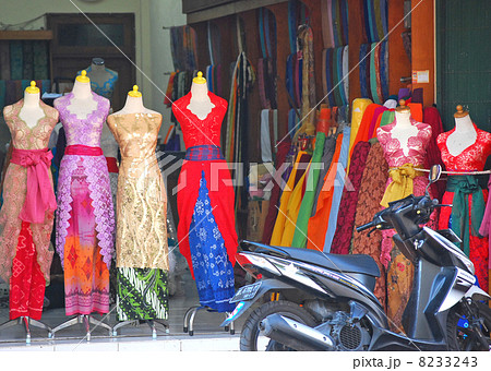 洋服 クバヤ ファッション 布地 布屋 ドレス ロングドレス 民族衣装 オートバイ カラフル の写真素材