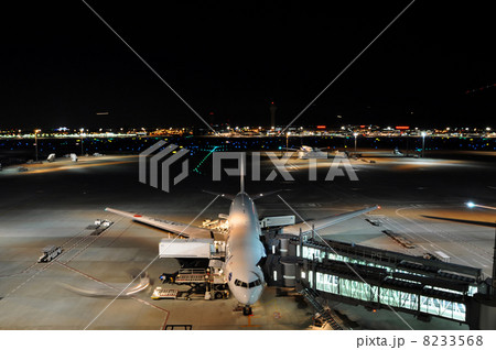 夜の駐機場 8233568