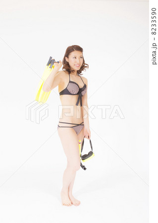 シュノーケリング準備する水着の女性 シュノーケリング準備する水着の女性 8233590