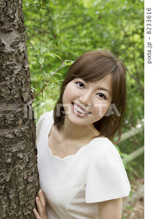 公園で微笑む女の子 8233616