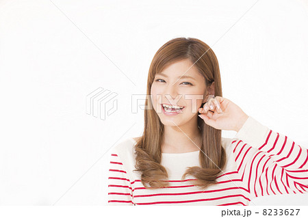 笑う女性 8233627