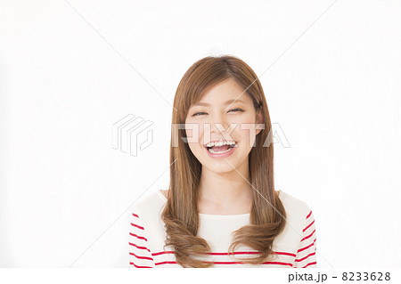 笑う女性 8233628