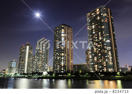 佃島のマンションと月明かり 8234713