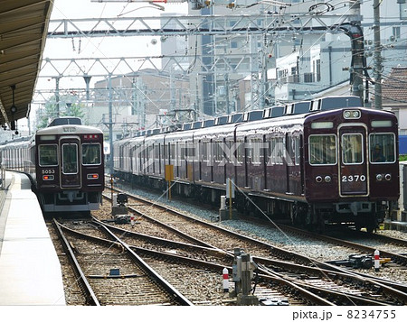 阪急電鉄 5000系 5001F 試運転列車 正雀駅2号線で待機 引き上げ線には2300系 2315F 阪急電鉄 5000系 5001F 試運転列車 正雀駅2号線で待機 引き上げ線には2300系 2315F 8234755