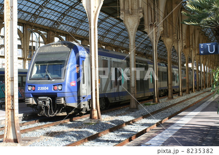 ニース駅の電車 8235382