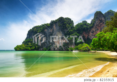 Clear water and blue sky 8235915