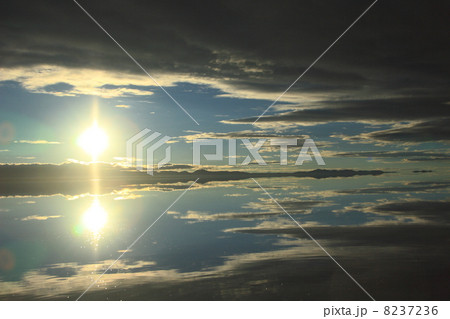 ウユニ塩湖の幻想的な風景 8237236